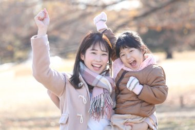 gülümseyen ebeveyn ve çocuk