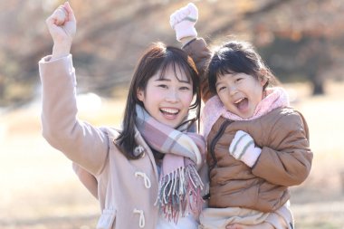 gülümseyen ebeveyn ve çocuk