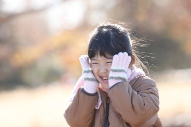 Eldiven takan bir kız resmi