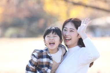 gülümseyen ebeveyn ve çocuk