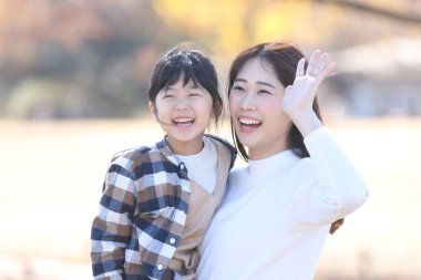 gülümseyen ebeveyn ve çocuk