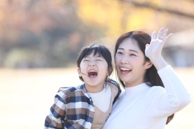 gülümseyen ebeveyn ve çocuk