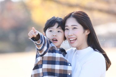 gülümseyen ebeveyn ve çocuk