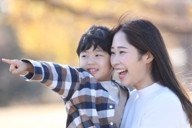 gülümseyen ebeveyn ve çocuk