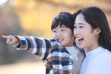 gülümseyen ebeveyn ve çocuk