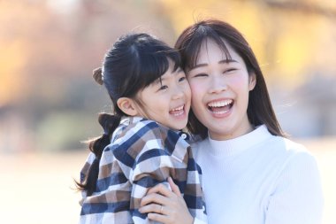 gülümseyen ebeveyn ve çocuk