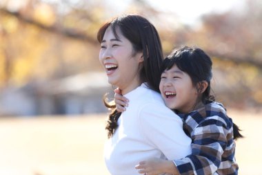 gülümseyen ebeveyn ve çocuk