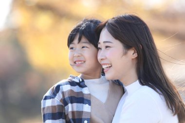 gülümseyen ebeveyn ve çocuk