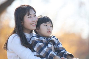 gülümseyen ebeveyn ve çocuk