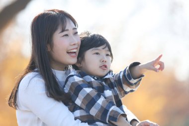 gülümseyen ebeveyn ve çocuk