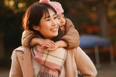 gülümseyen ebeveyn ve çocuk