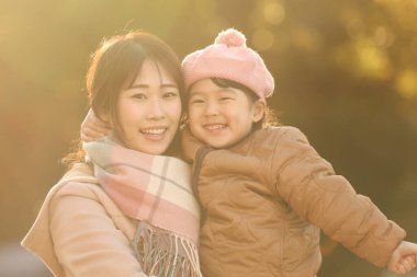 gülümseyen ebeveyn ve çocuk