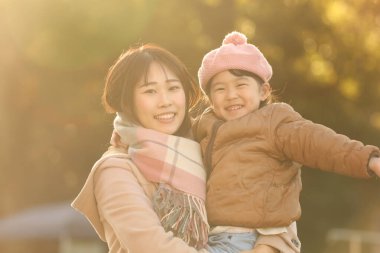 gülümseyen ebeveyn ve çocuk