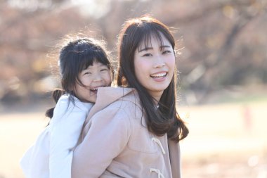 gülümseyen ebeveyn ve çocuk