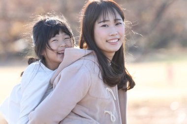 gülümseyen ebeveyn ve çocuk