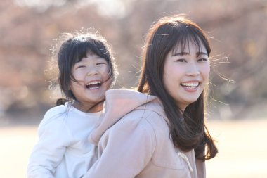 gülümseyen ebeveyn ve çocuk