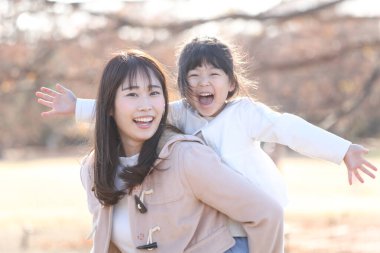 gülümseyen ebeveyn ve çocuk