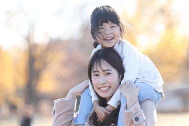 gülümseyen ebeveyn ve çocuk