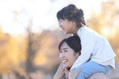 gülümseyen ebeveyn ve çocuk