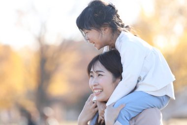 gülümseyen ebeveyn ve çocuk