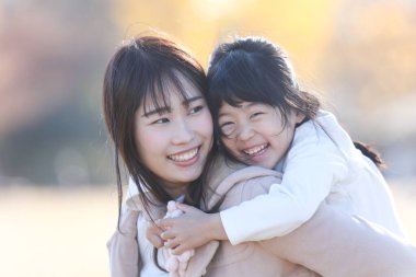 gülümseyen ebeveyn ve çocuk