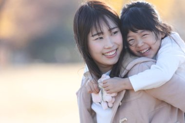 gülümseyen ebeveyn ve çocuk