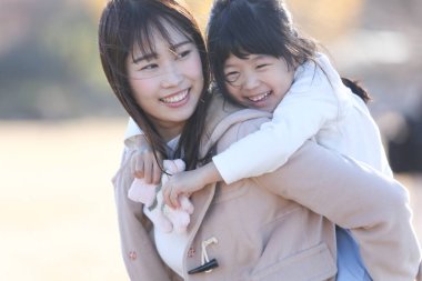 gülümseyen ebeveyn ve çocuk