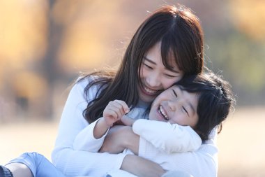 gülümseyen ebeveyn ve çocuk