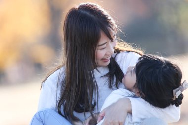 gülümseyen ebeveyn ve çocuk