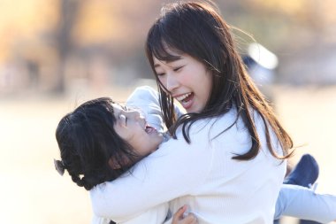 gülümseyen ebeveyn ve çocuk