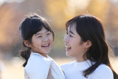 gülümseyen ebeveyn ve çocuk