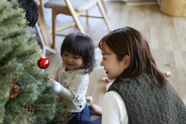 クリスマスツリーを組み立てる親子 — ストック写真