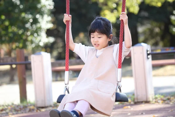 Salıncakta oynarken kız