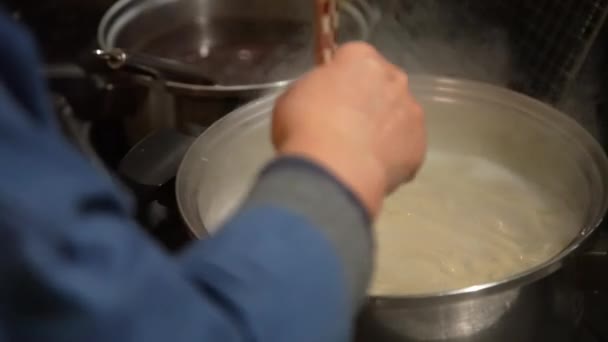 蕎麦麺を沸かした女性 — ストック動画