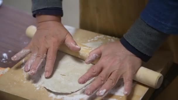 自宅でそば麺を作っている女性 — ストック動画