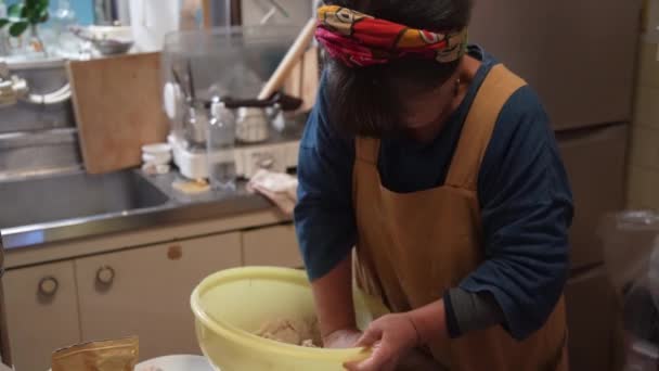 自宅でそば麺を作っている女性 — ストック動画