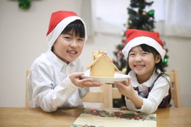 Hexen bir ev inşa eden çocuklar