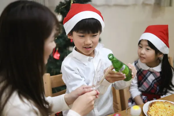 Γονέας Και Παιδί Τρώνε Την Εικόνα Των Χριστουγέννων — Φωτογραφία Αρχείου