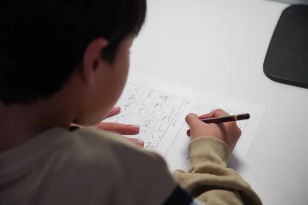 Chłopiec Ćwiczący Kaligrafię — Zdjęcie stockowe