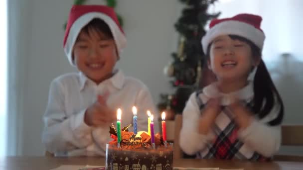 Діти Вибухають Свічки — стокове відео
