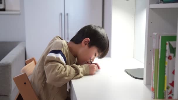 Ένα Αγόρι Που Εξασκείται Στην Καλλιγραφία — Αρχείο Βίντεο