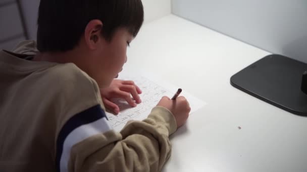 カリグラフィーを練習する少年 — ストック動画