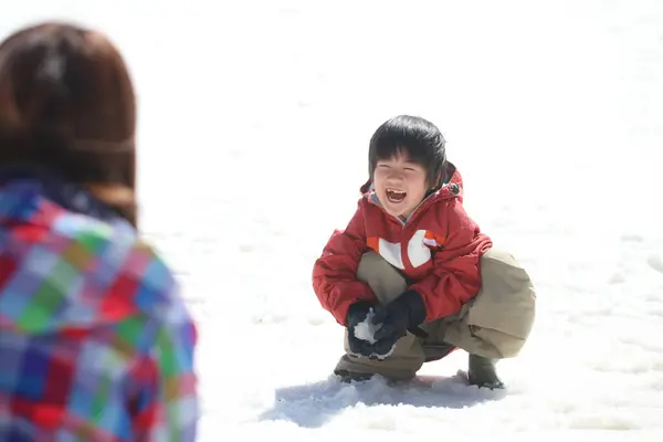 Pais Filhos Brincando Neve — Fotografia de Stock