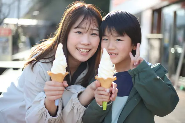 Parent Enfant Mangent Crème Glacée — Photo