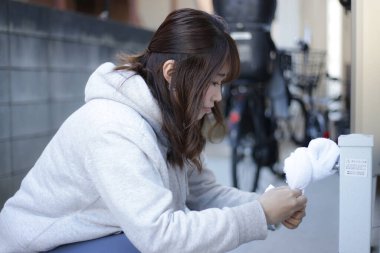 Yaprağın üzerindeki küçük güve