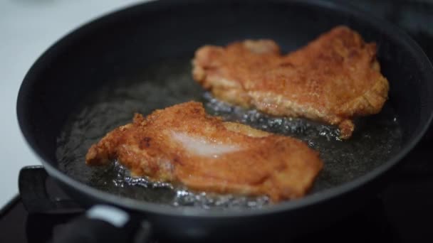 Hogyan Kell Megsütni Csirke Combok Olajban — Stock videók