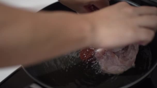 オイルで鶏の太もを揚げる方法 — ストック動画