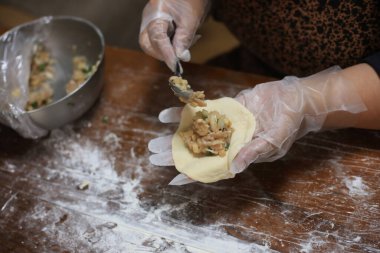 Elle köfte yapan bir kadın.