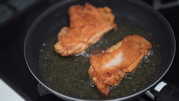 Hogyan Kell Megsütni Csirke Combok Olajban — Stock videók