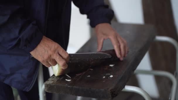 Hombre Cortando Brotes Bambú Madake Cosechados — Vídeo de stock